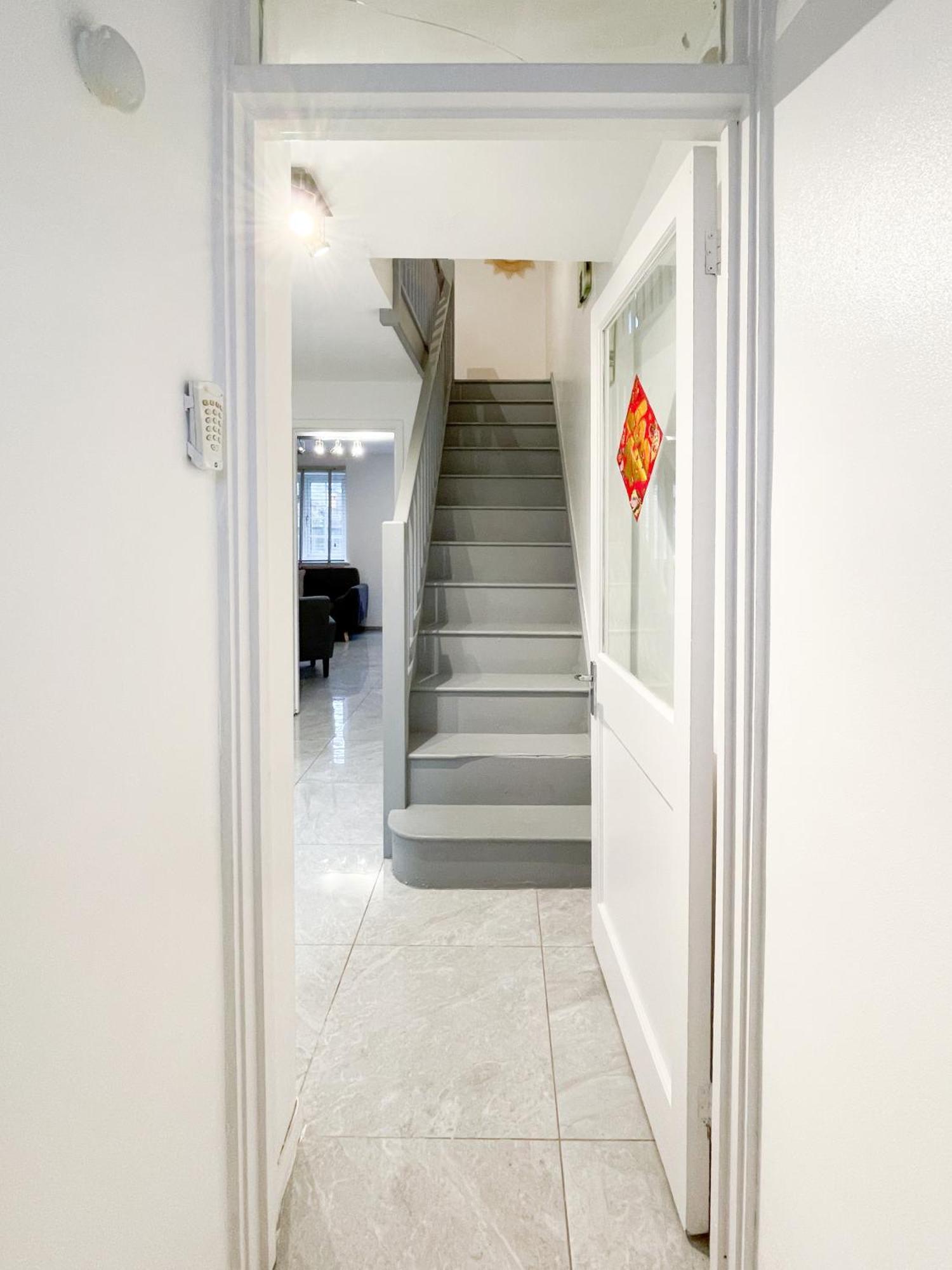 Beautiful 2 Large Bedroom House In Zone 2 * Londen