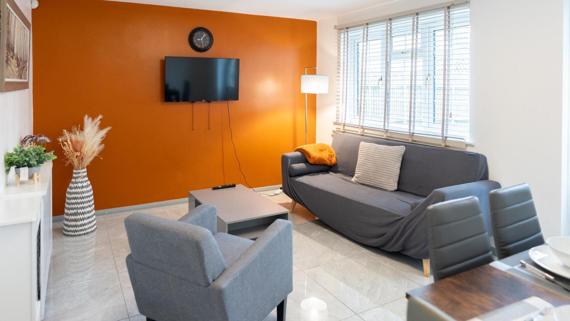 Beautiful 2 Large Bedroom House In Zone 2 Londen